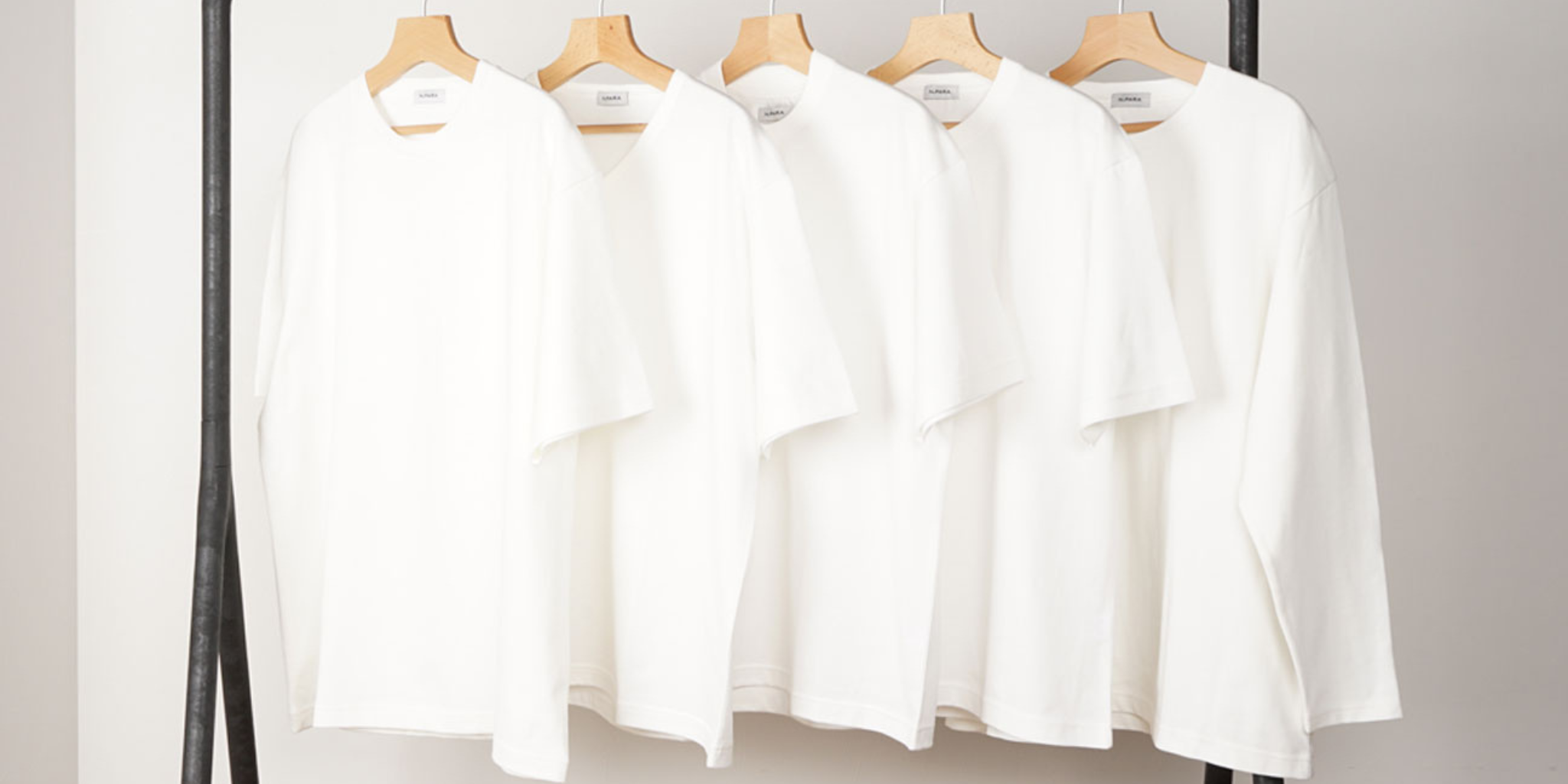 夏を楽しむ大人の白Tシャツ